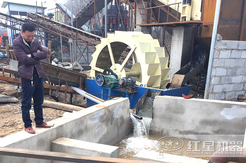 洗沙機(jī)作業(yè)現(xiàn)場，配置沉淀池