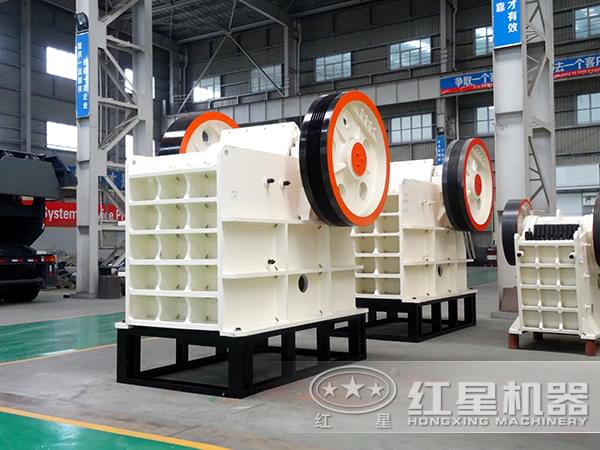 膨潤土磨粉設(shè)備顎式破碎機(jī)