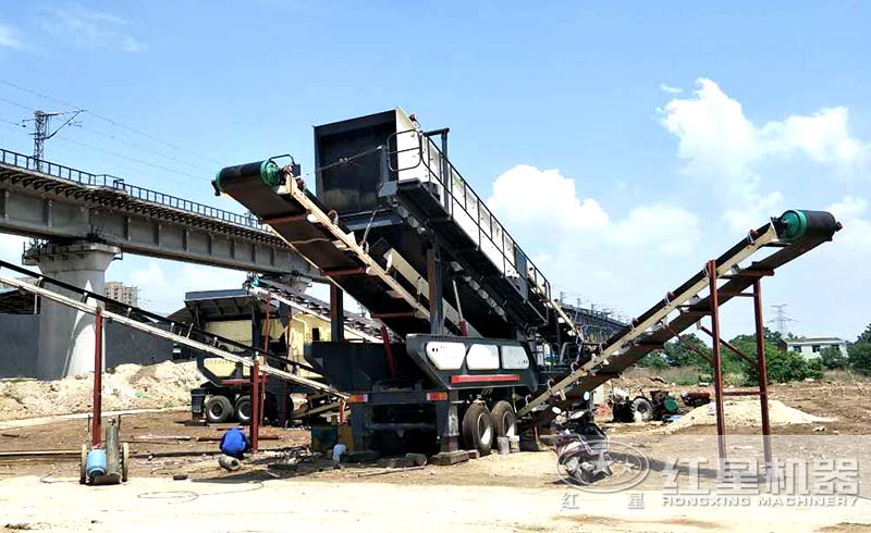 自制移動破碎機現(xiàn)場作業(yè)