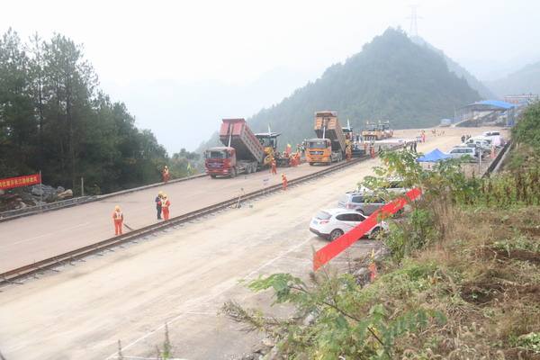 公路碎石鋪設(shè)現(xiàn)場(chǎng)