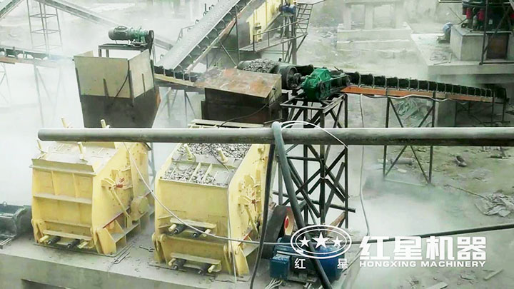 綠色反擊式破碎機(jī)砂石生產(chǎn)現(xiàn)場