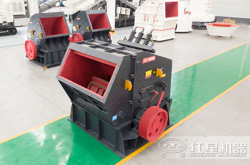 臥式反擊破碎機(jī)俯視圖