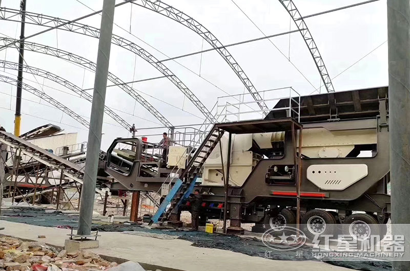 69式移動(dòng)破碎機(jī)工作現(xiàn)場(chǎng)實(shí)拍圖