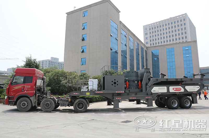 移動(dòng)破碎機(jī)直接開往客戶現(xiàn)場 移動(dòng)破碎機(jī)直接開往客戶現(xiàn)場