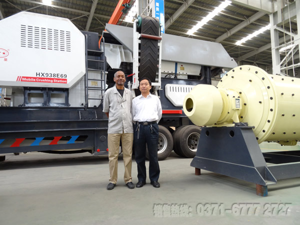 紅星移動式破碎機(客戶合影)