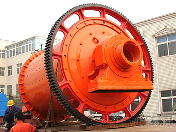 紅星機器褐鐵礦球磨機發(fā)貨現場