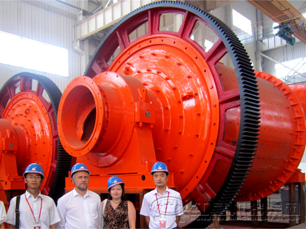 螢石礦球磨機(jī)客戶參觀 螢石礦球磨機(jī)客戶參觀