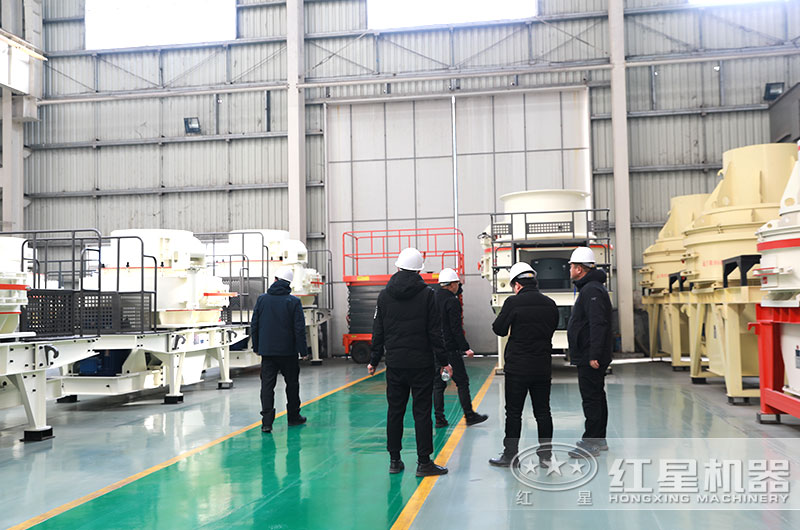 客戶到廠考察石頭制砂機(jī)
