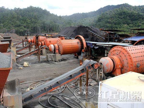 球磨機(jī)現(xiàn)場(chǎng)工作圖