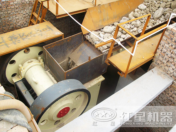 頁巖破碎機現場工作圖