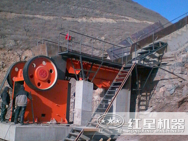 46鄂式破碎機(jī)現(xiàn)場(chǎng)工作圖 46鄂式破碎機(jī)現(xiàn)場(chǎng)工作圖