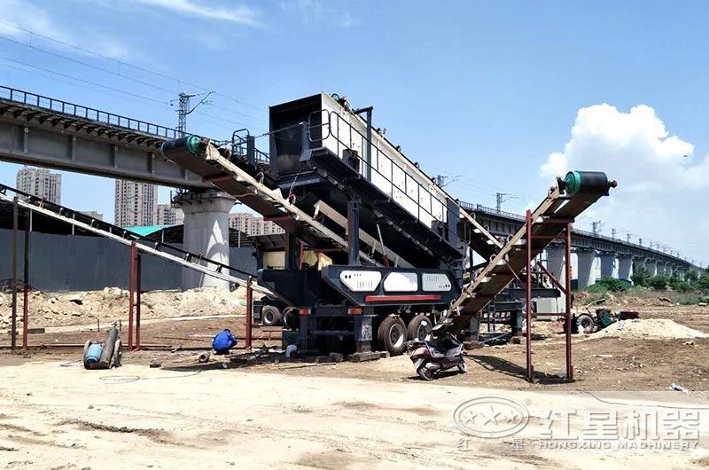 移動(dòng)打石子搭配的運(yùn)輸篩分裝置展示 移動(dòng)打石子搭配的運(yùn)輸篩分裝置展示
