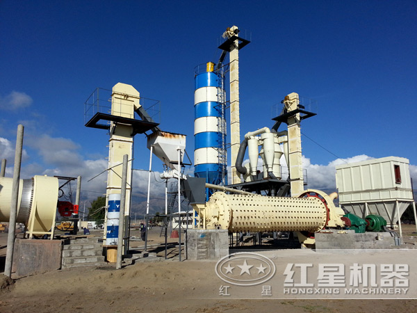 節(jié)能球磨機現(xiàn)場工作圖