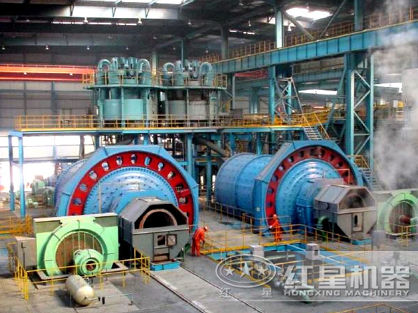 球磨機(jī)現(xiàn)場工作圖