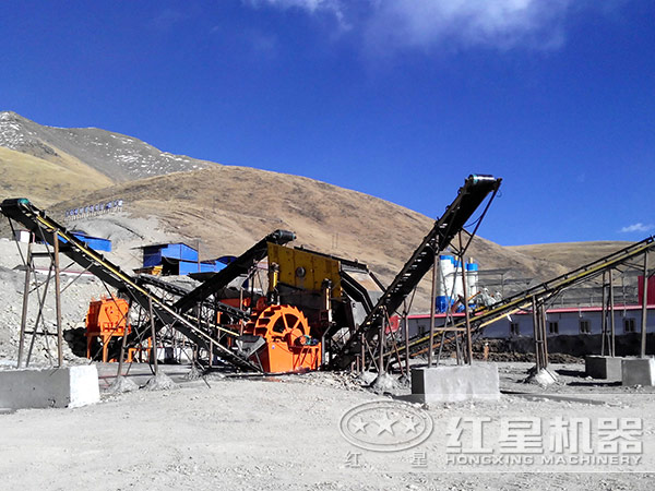 石英石制砂生產(chǎn)現(xiàn)場(chǎng) 石英石制砂生產(chǎn)現(xiàn)場(chǎng)
