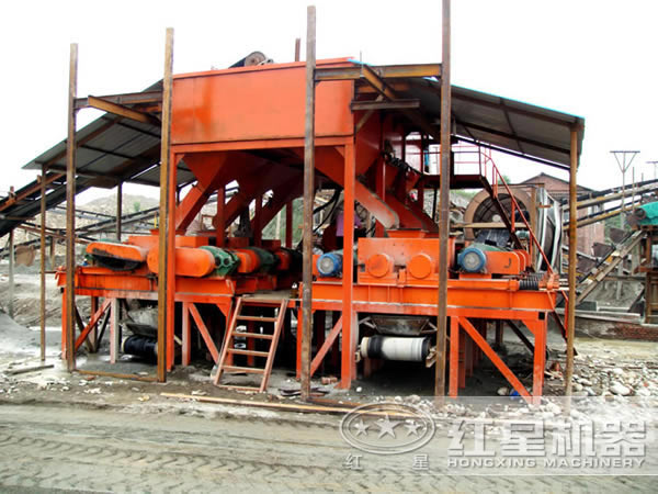 對輥式破碎機現(xiàn)場工作圖 對輥式破碎機現(xiàn)場工作圖