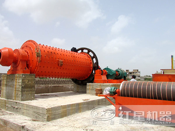 鋼渣球磨機(jī)現(xiàn)場圖 鋼渣球磨機(jī)現(xiàn)場圖