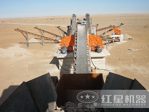 碎石破碎生產(chǎn)線現(xiàn)場(chǎng)