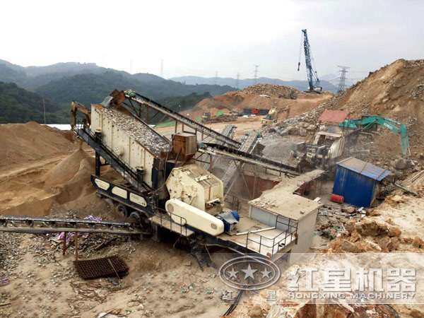 石頭移動(dòng)破碎機(jī)現(xiàn)場(chǎng)工作圖