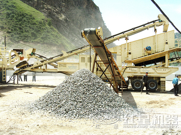 移動石頭破石機現(xiàn)場作業(yè)圖 移動石頭破石機現(xiàn)場作業(yè)圖