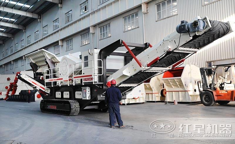 客戶參觀履帶式砂石粉碎機(jī) 客戶參觀履帶式砂石粉碎機(jī)