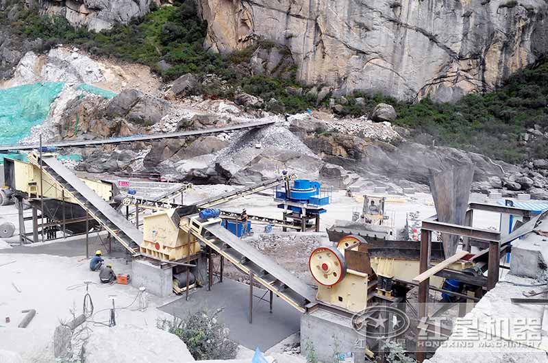 大石塊加工成石子和砂石客戶現(xiàn)場