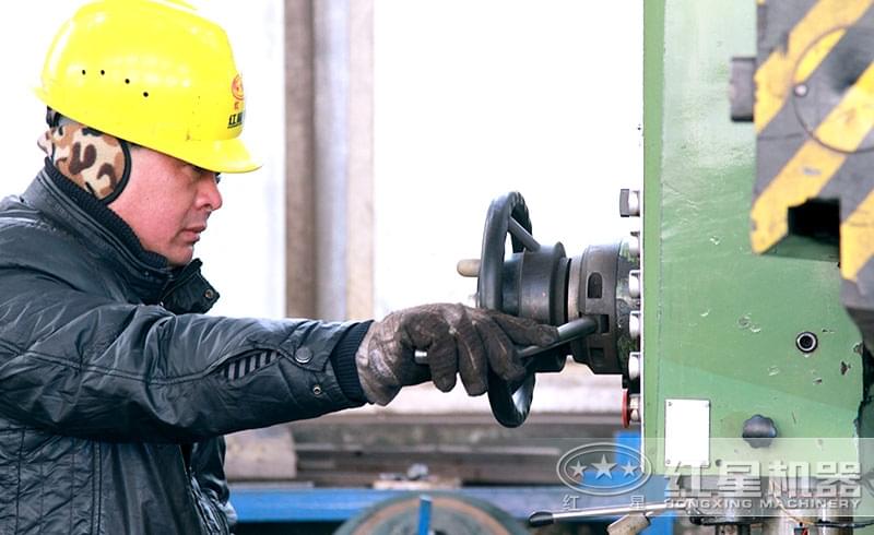 紅星機(jī)器破碎設(shè)備技術(shù)人員現(xiàn)場(chǎng)作業(yè)