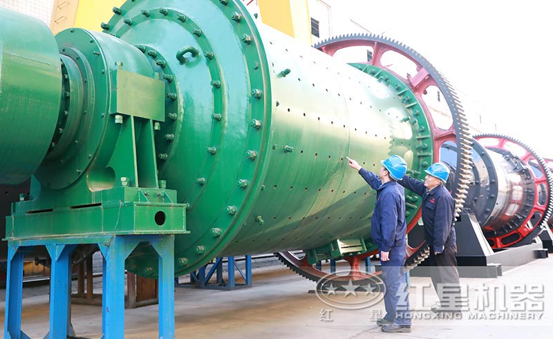 專業(yè)技術(shù)人員對(duì)成品球磨機(jī)進(jìn)行檢查