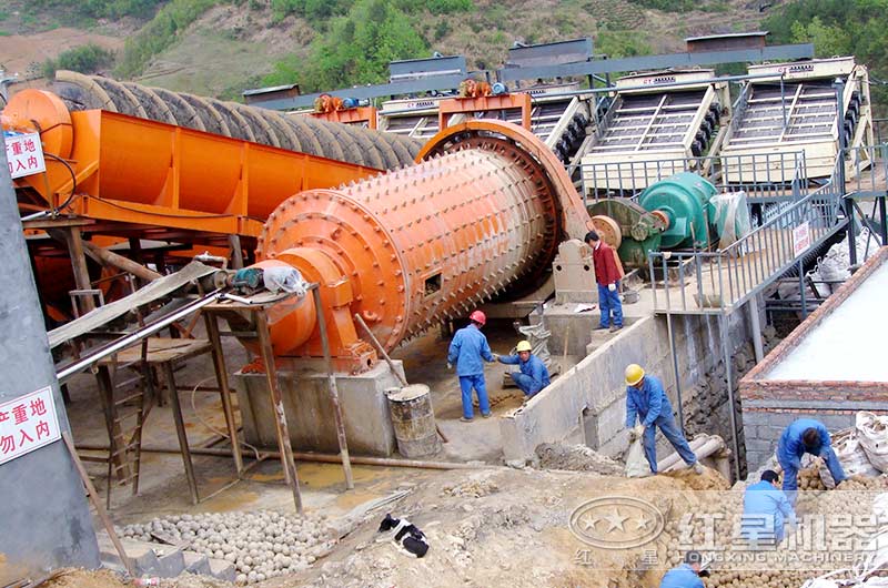 更換添加球磨機鋼球的現(xiàn)場操作