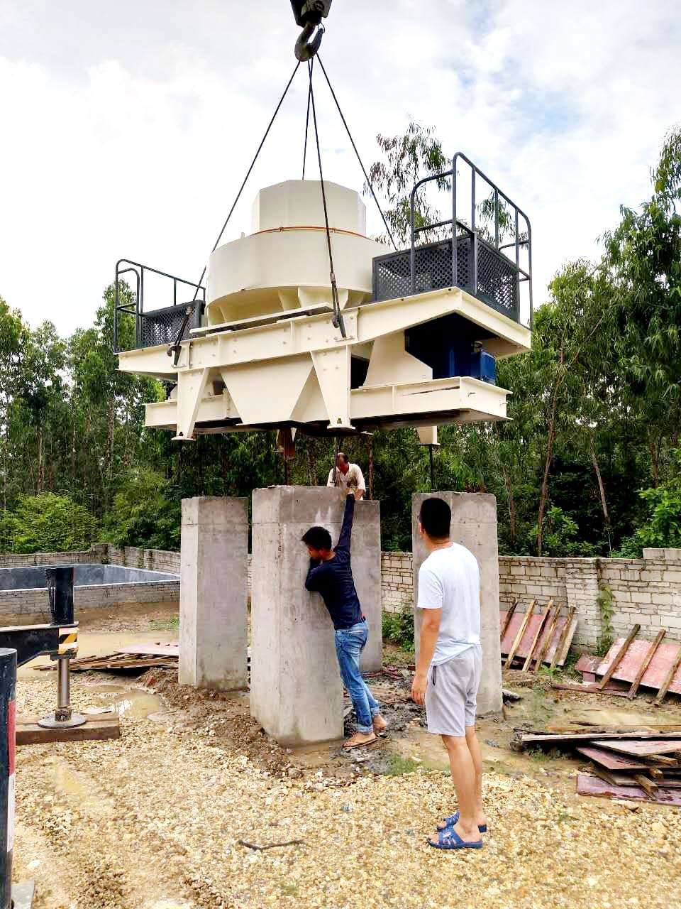 河卵石制砂機(jī)現(xiàn)場(chǎng)安裝圖 河卵石制砂機(jī)現(xiàn)場(chǎng)安裝圖