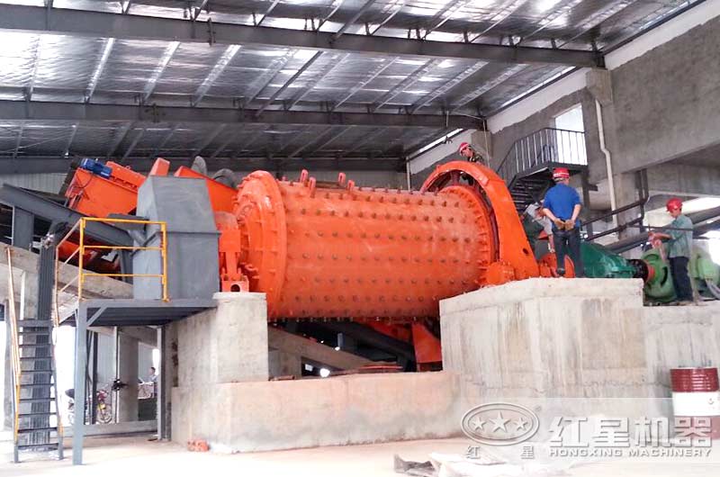 濕式球磨機(jī)的現(xiàn)場作業(yè)圖