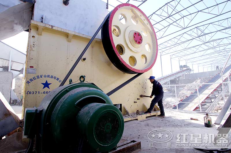 大型鄂式石子破碎機(jī)現(xiàn)場作業(yè)圖