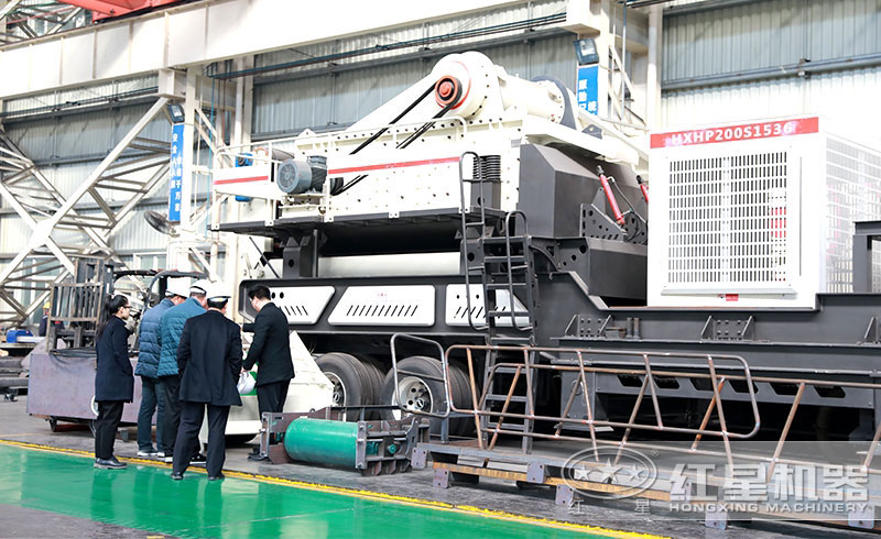 可移動(dòng)破石機(jī)客戶參觀圖