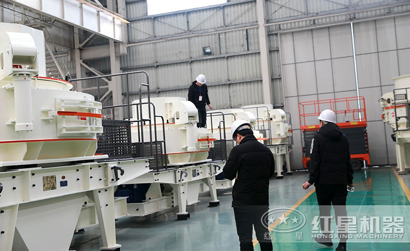用戶參觀紅星新型環(huán)保制砂機(jī)