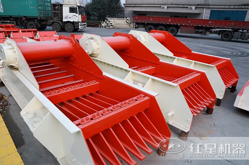 振動(dòng)給料機(jī)保證顎式破碎機(jī)均勻給料，是其正常運(yùn)轉(zhuǎn)的必要條件