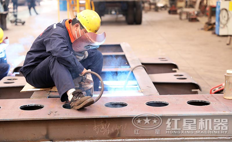 紅星機器全自動智能制砂機工人作業(yè)圖 紅星機器全自動智能制砂機工人作業(yè)圖
