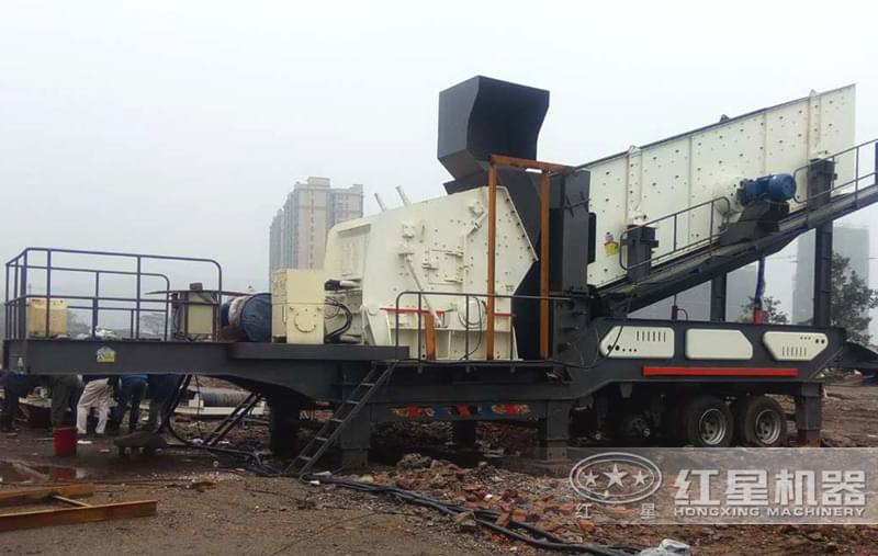 時(shí)產(chǎn)200方車(chē)載混凝土砂石粉碎機(jī)作業(yè)現(xiàn)場(chǎng)