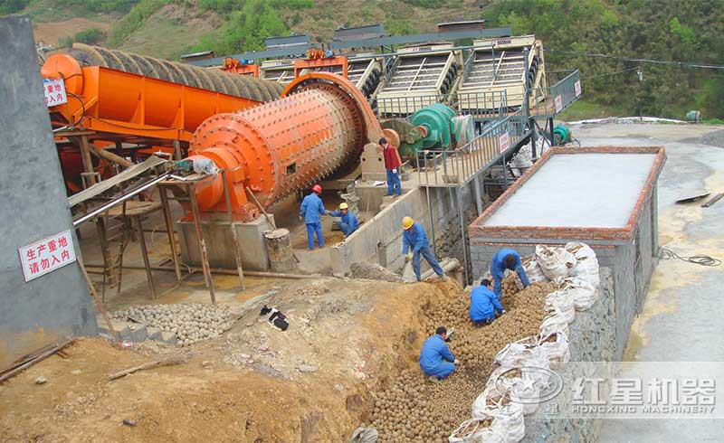 鉛鋅礦球磨機(jī)作業(yè)現(xiàn)場(chǎng)