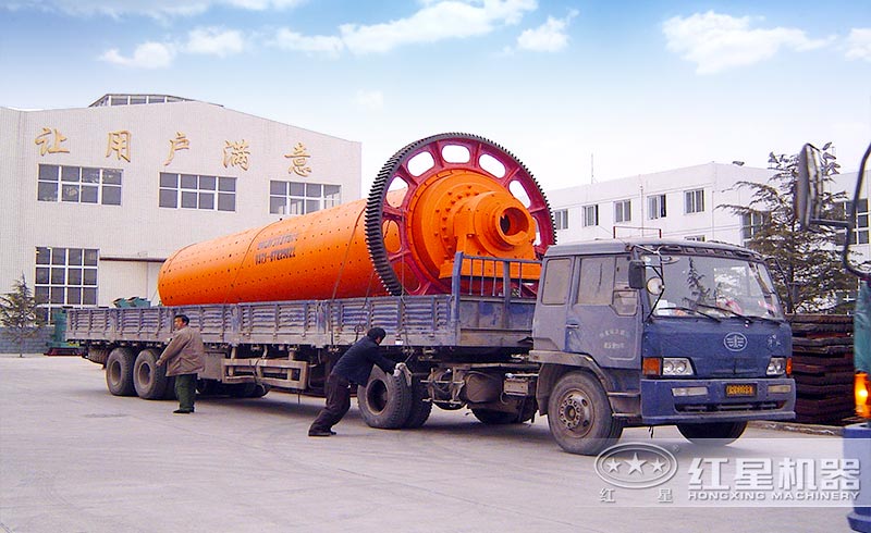 一臺鋁灰球磨機正準備發(fā)往山東