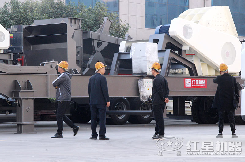 用戶參觀移動(dòng)式小型石子破碎機(jī)