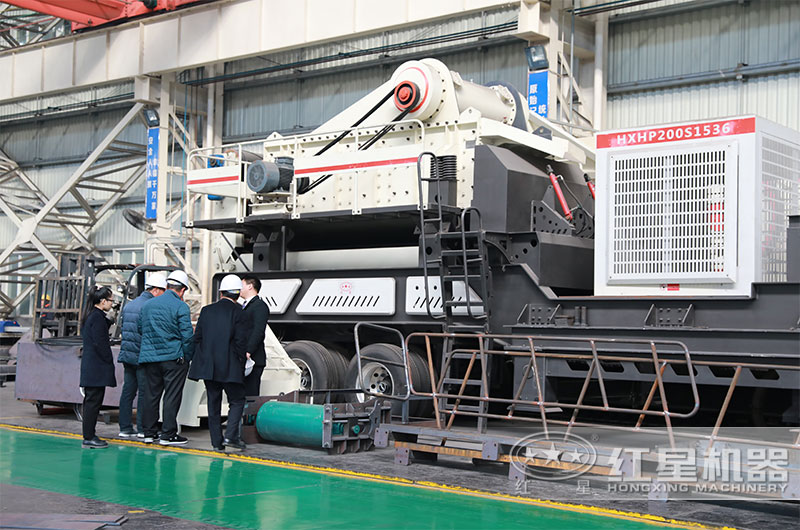 用戶參觀紅星機(jī)器移動(dòng)破碎站 用戶參觀紅星機(jī)器移動(dòng)破碎站