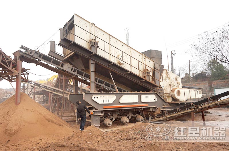 移動(dòng)式建筑垃圾破碎機(jī)現(xiàn)場(chǎng) 移動(dòng)式建筑垃圾破碎機(jī)現(xiàn)場(chǎng)