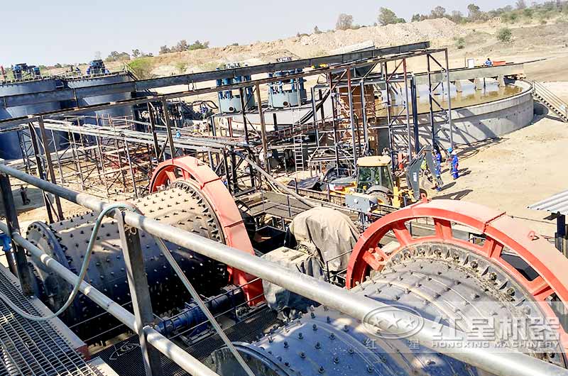 環(huán)保球磨機作業(yè)現(xiàn)場