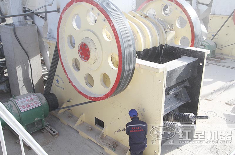 鵝卵石破碎生產(chǎn)線中的顎式破碎機(jī) 鵝卵石破碎生產(chǎn)線中的顎式破碎機(jī)