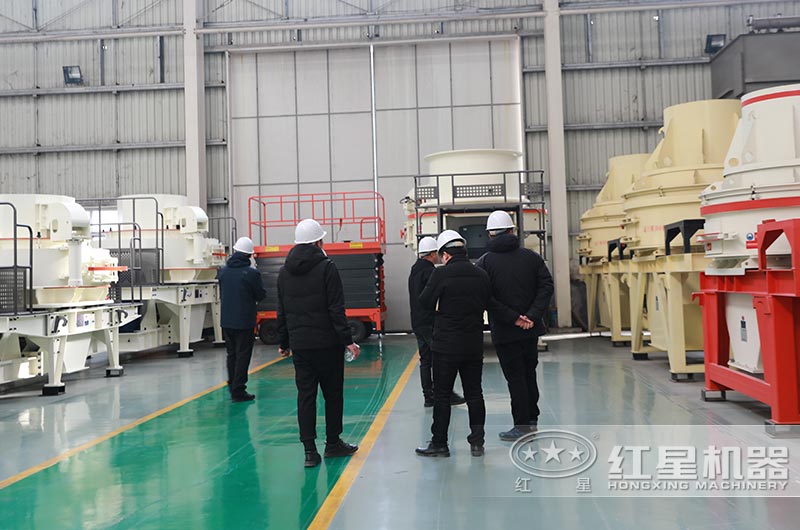 客戶參觀紅星機(jī)器小型制砂機(jī)車間