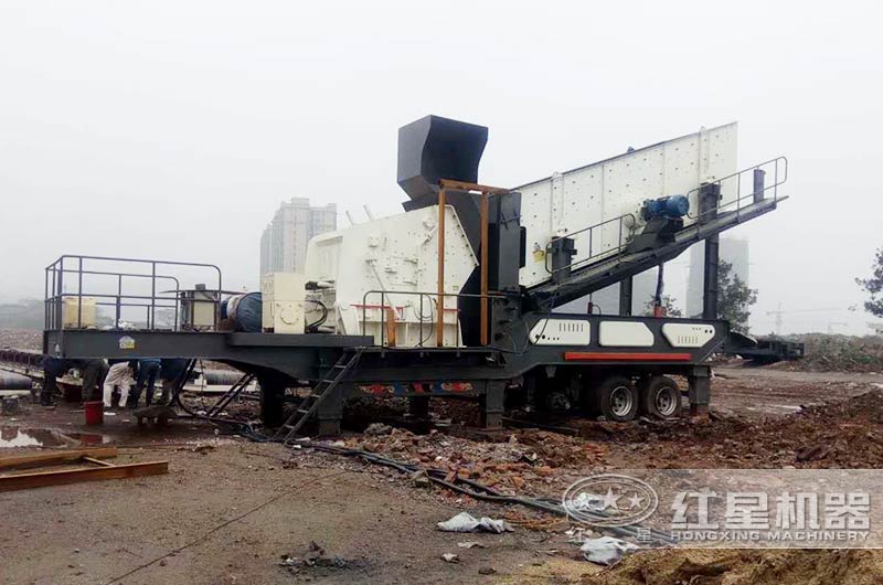 移動(dòng)反擊式破碎機(jī)作業(yè)現(xiàn)場(chǎng)