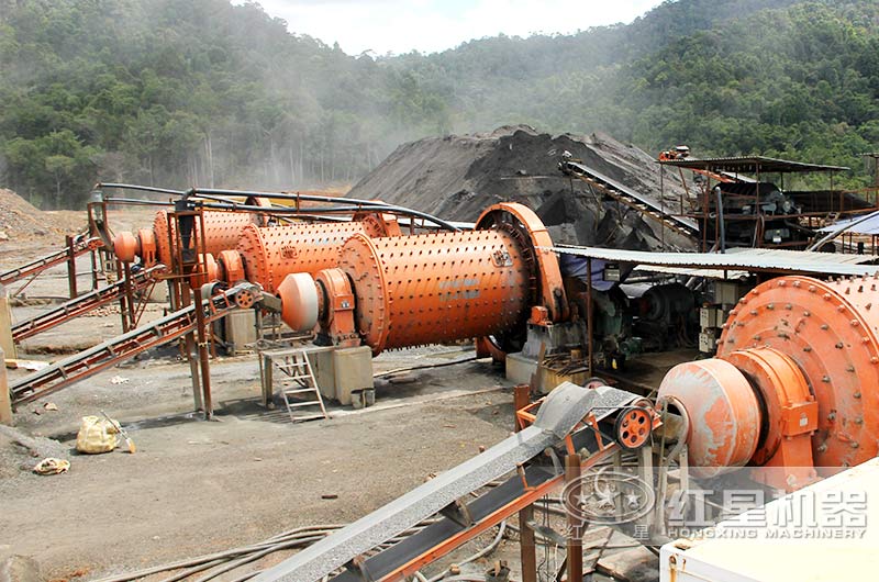 球磨機(jī)磨煤粉現(xiàn)場(chǎng)