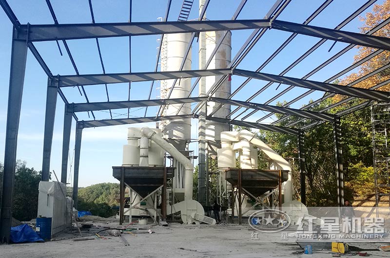 雷蒙粉磨機(jī)作業(yè)現(xiàn)場(chǎng) 雷蒙粉磨機(jī)作業(yè)現(xiàn)場(chǎng)