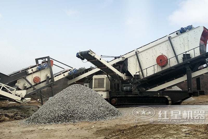 可移動的砂石振動篩選機(jī)作業(yè)現(xiàn)場