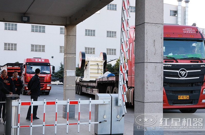 時(shí)產(chǎn)100噸石料的破碎加工設(shè)備發(fā)貨現(xiàn)場(chǎng) 時(shí)產(chǎn)100噸石料的破碎加工設(shè)備發(fā)貨現(xiàn)場(chǎng)